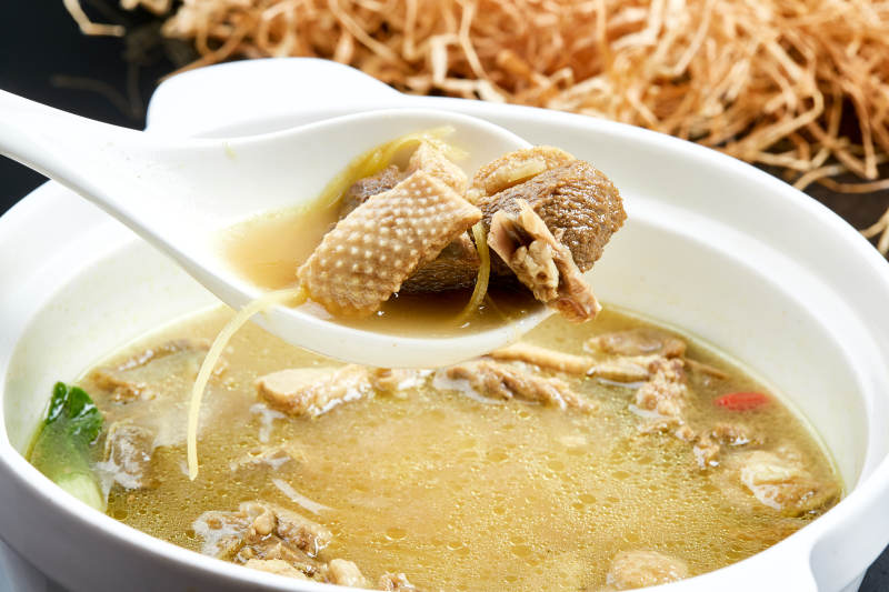 白色砂锅装的老火砂锅柴鸡煲图片