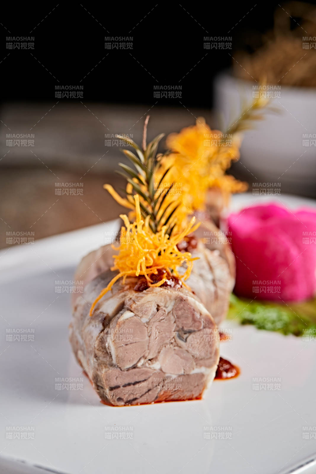 白色瓷盘装的精美凉菜肘花切片图片