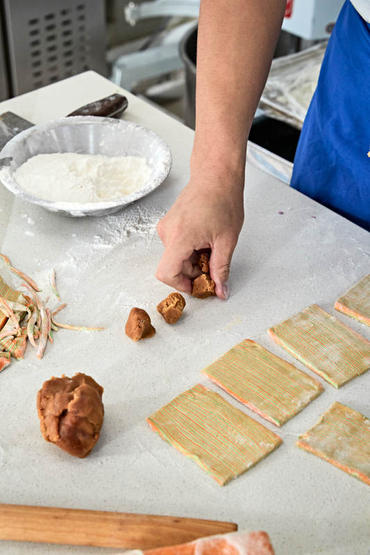 人与食物紧张忙碌的中餐厨房图片