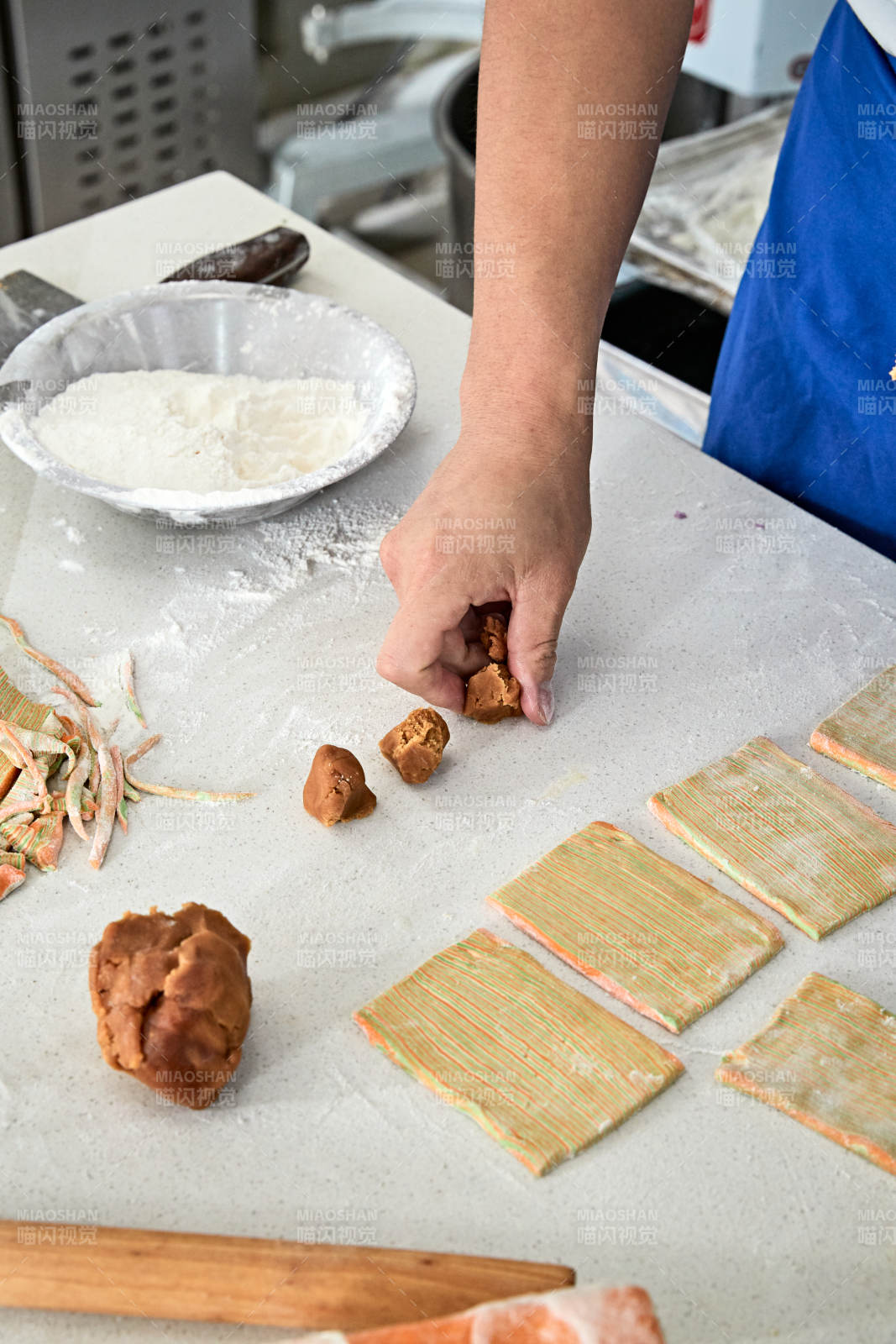 人与食物紧张忙碌的中餐厨房图片