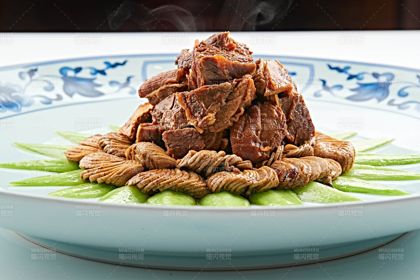 青花瓷盘装的坝上口蘑炖牛腱图片