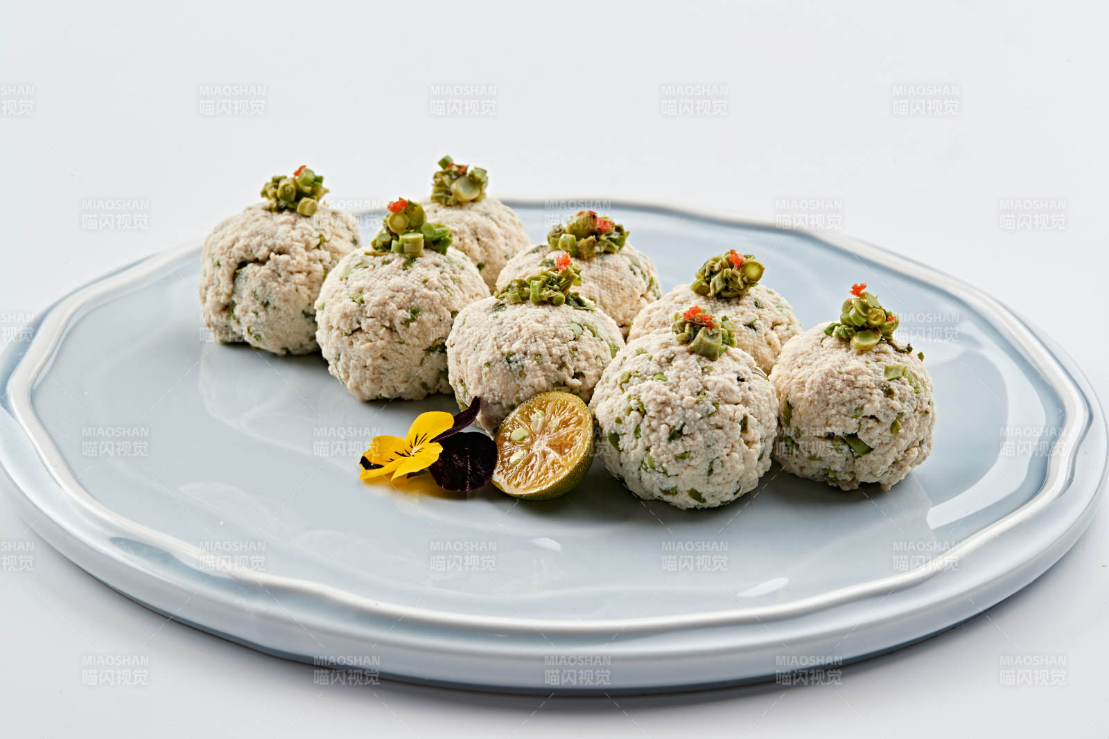 精美磁盘装的香椿粒巧拌麻豆腐图片