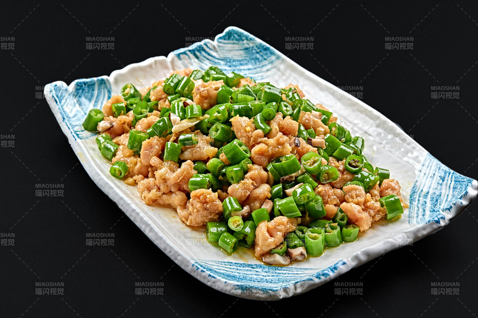 精美瓷餐具装的川菜鲜椒兔丁图片