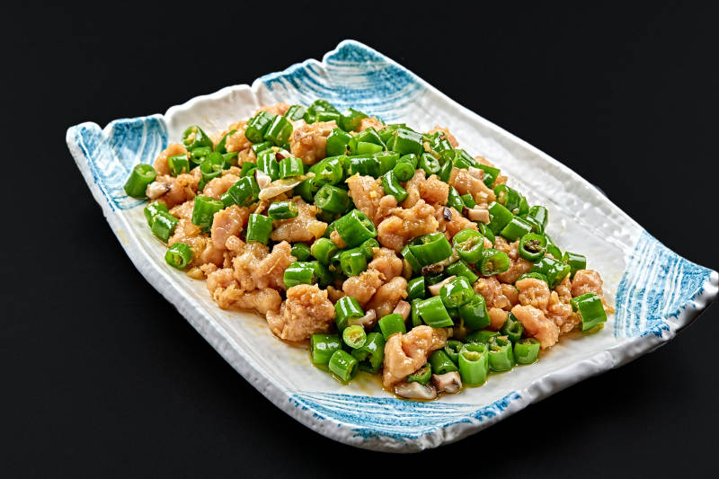 精美瓷餐具装的川菜鲜椒兔丁图片