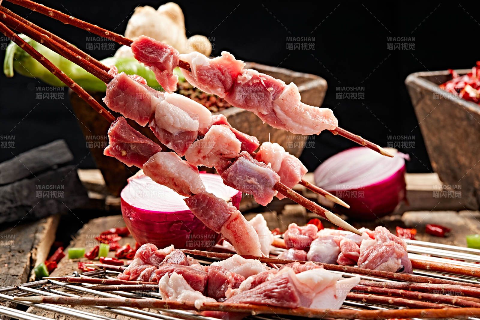 生鲜羊肉穿制的新疆红柳枝羊肉串图片