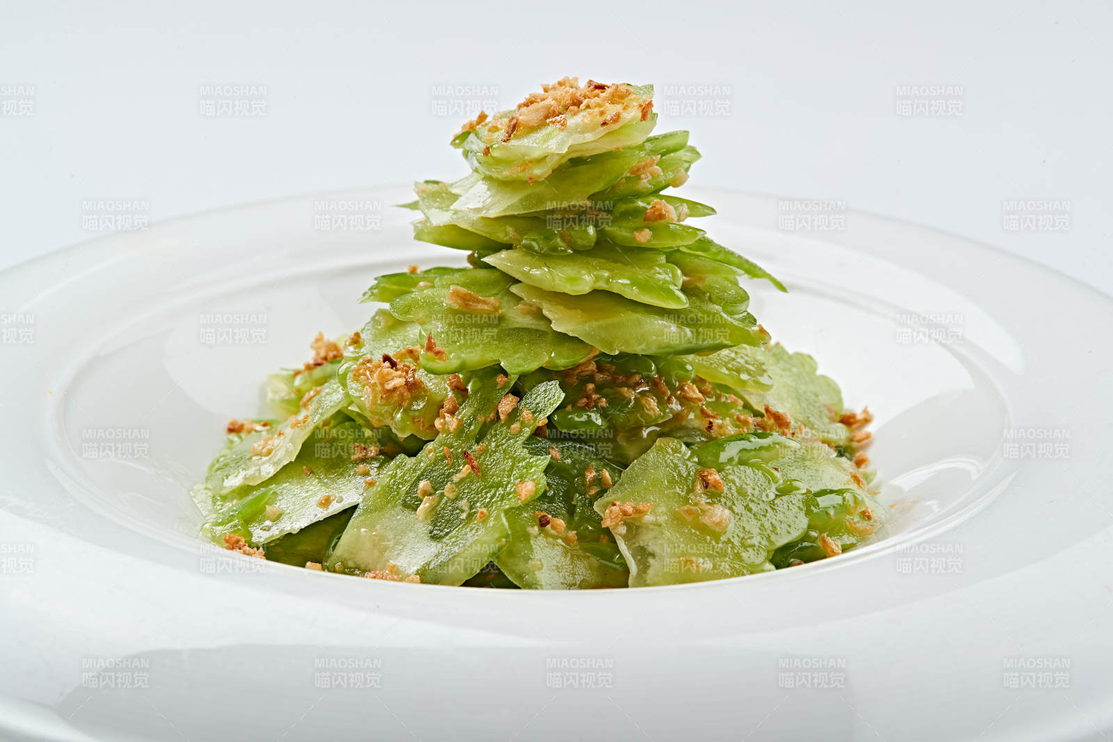 白色瓷盘装的蒜沫凉拌苦瓜片图片