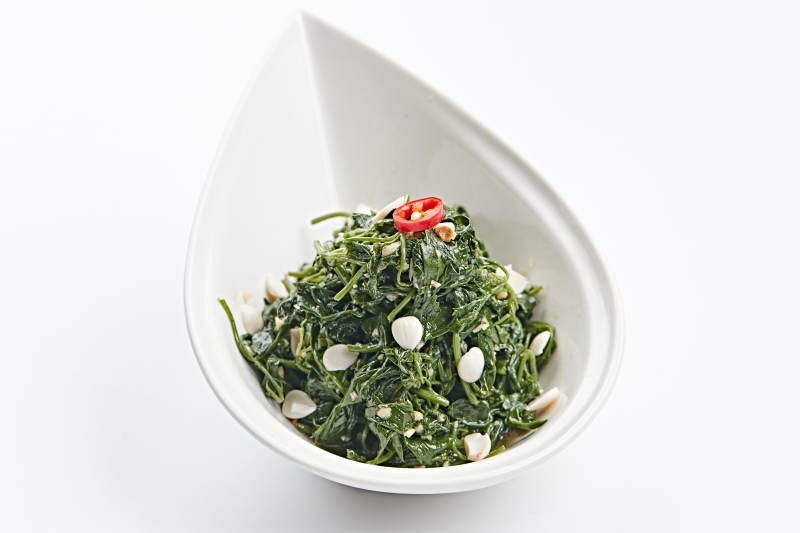 白色瓷盘装的杏仁炝拌野菜图片