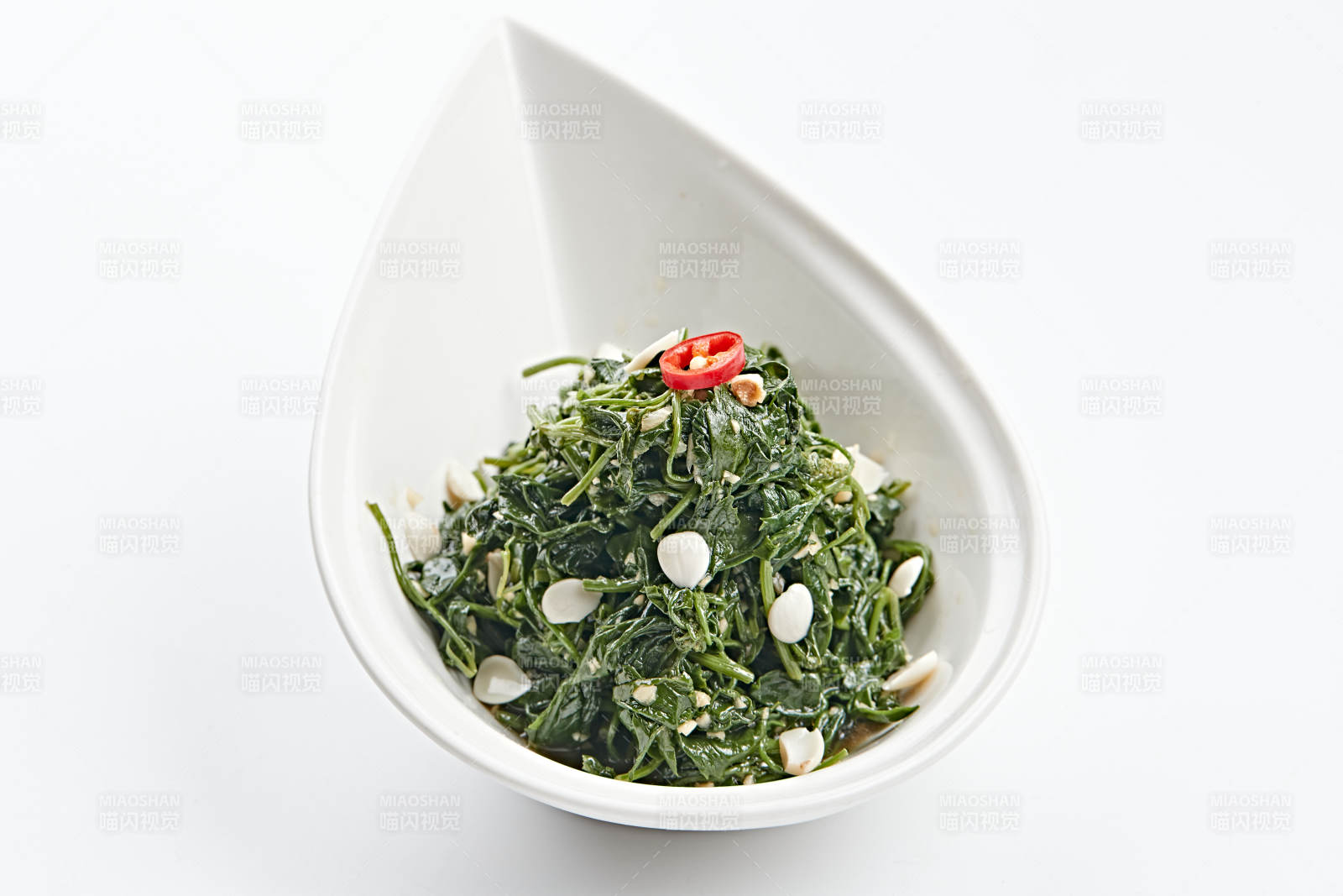 白色瓷盘装的杏仁炝拌野菜图片