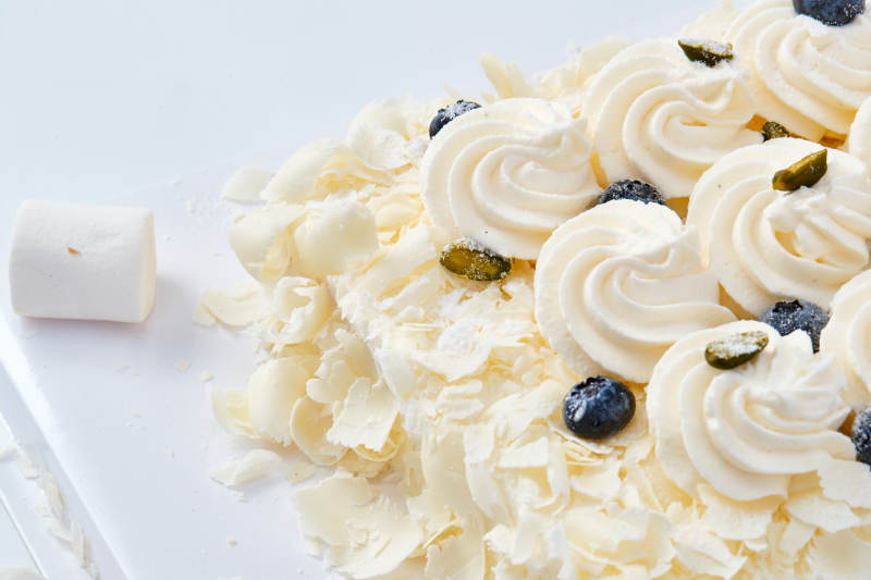 蓝莓白巧克力鲜奶慕斯榴莲蛋糕图片