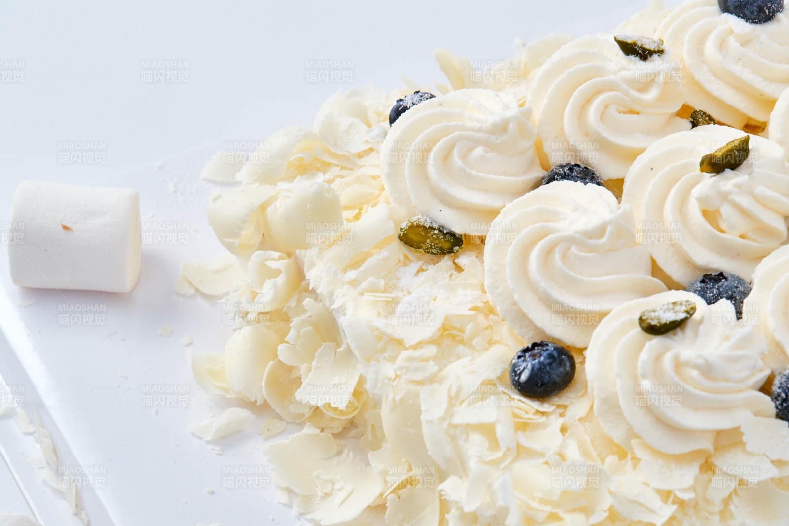 蓝莓白巧克力鲜奶慕斯榴莲蛋糕图片