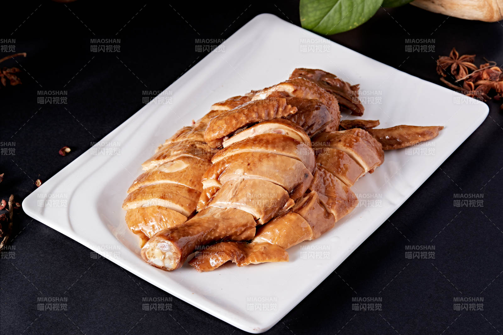 白色盘装的港式豉油白切鸡图片