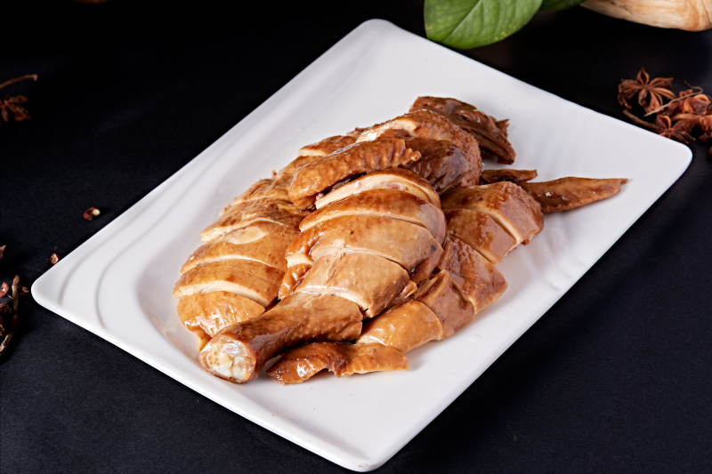 白色盘装的港式豉油白切鸡图片