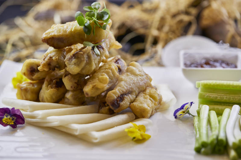 裹面香炸猪肘花配卷饼图片