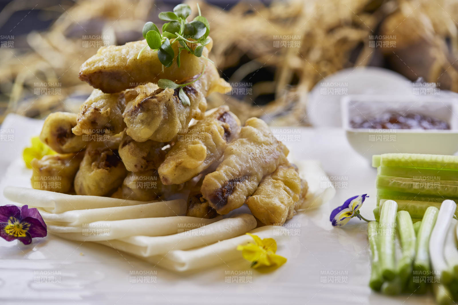 裹面香炸猪肘花配卷饼图片