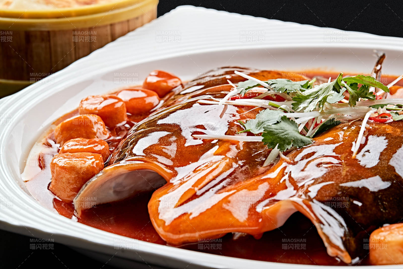 白色瓷盘装的红烧千岛湖大鱼头图片