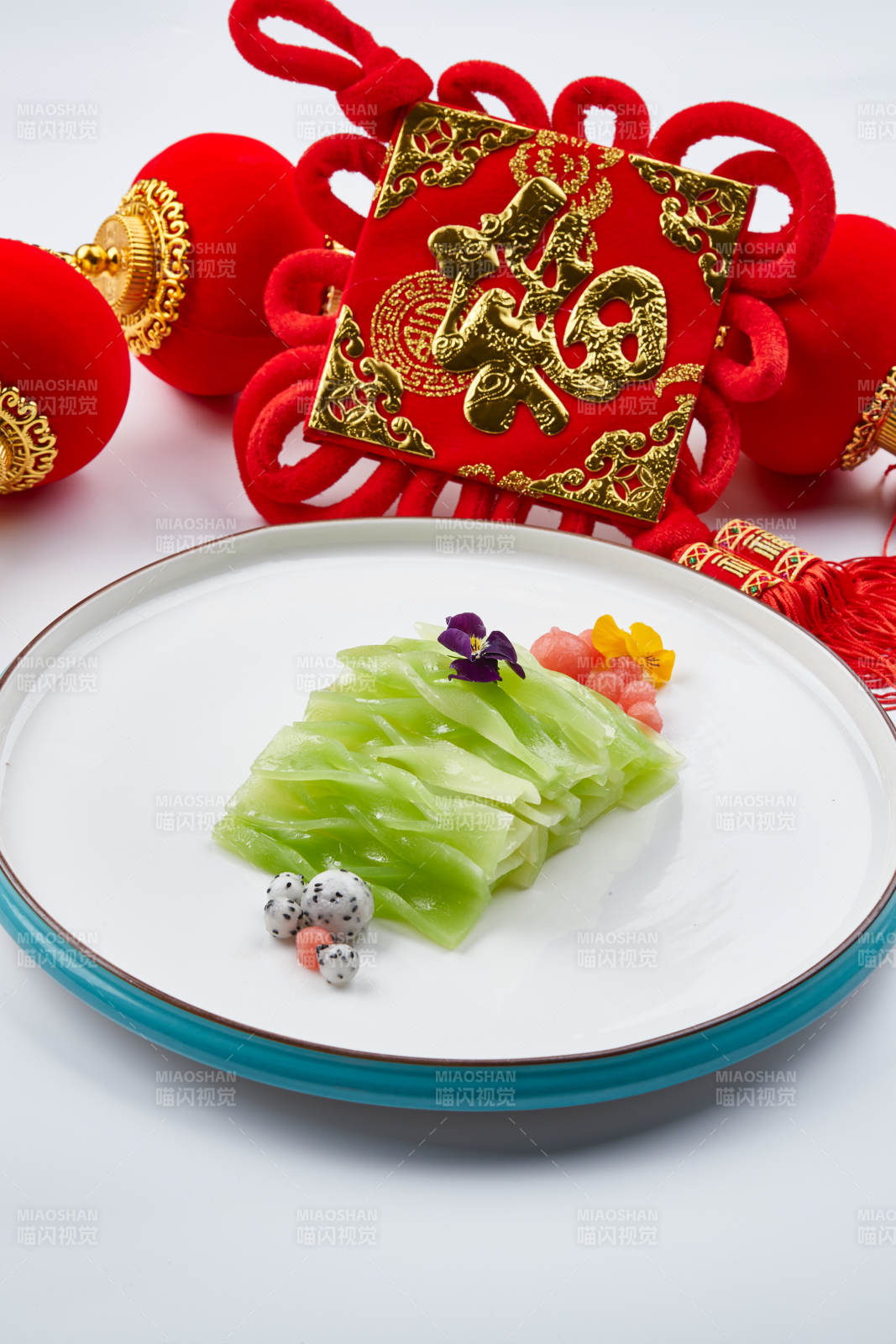 白色瓷盘装的的凉拌青莴笋图片