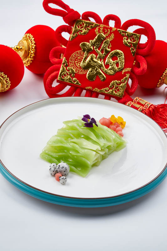 白色瓷盘装的的凉拌青莴笋图片