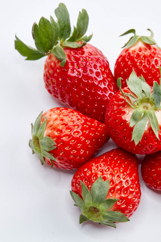 白色背景上摆放的新鲜草莓图片