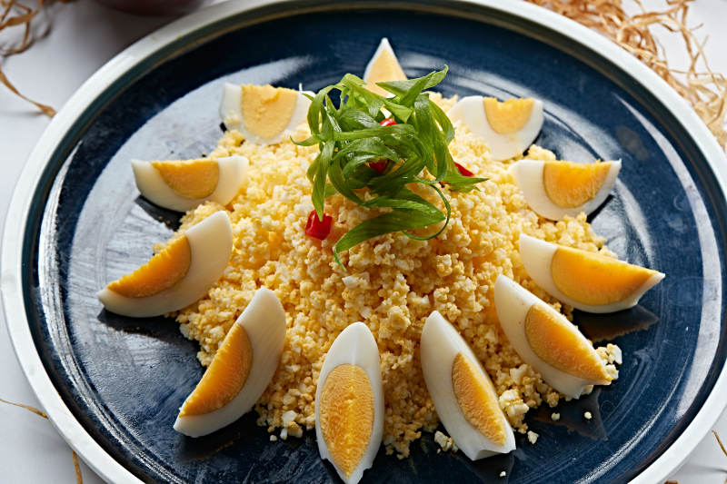 鸡蛋碎配水煮蛋图片