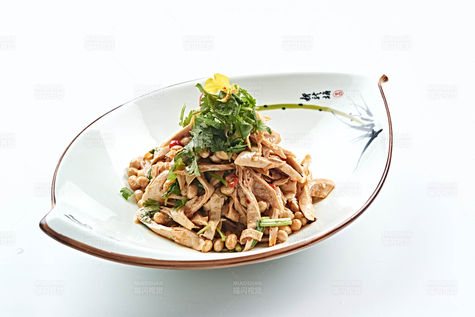 精美餐具装的凉拌豆皮小黄豆图片