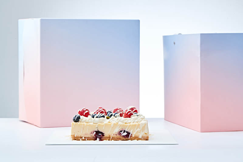 蓝莓树莓鲜奶慕斯蛋糕图片