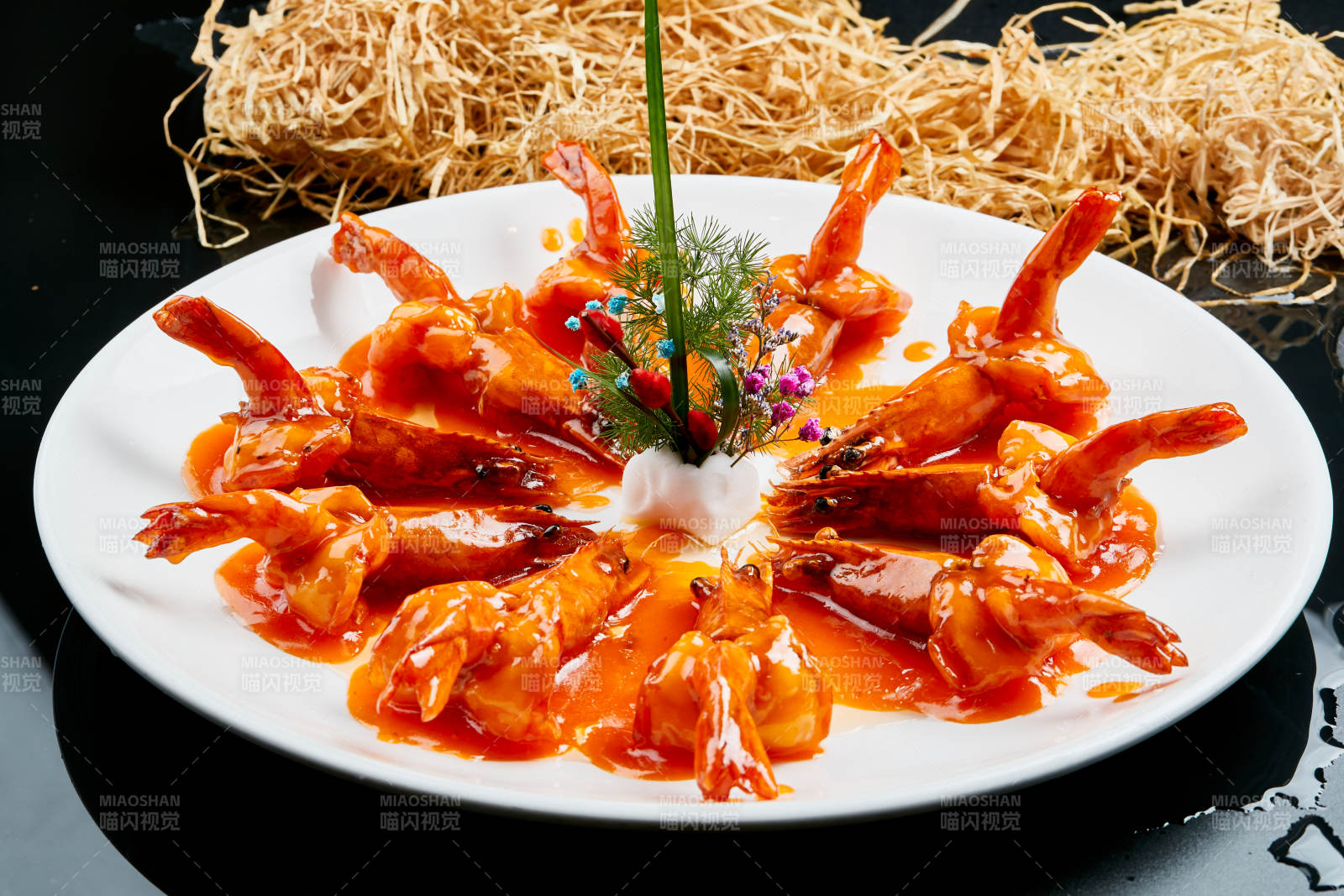 白色瓷盘装的浇汁油炸开背大明虾图片