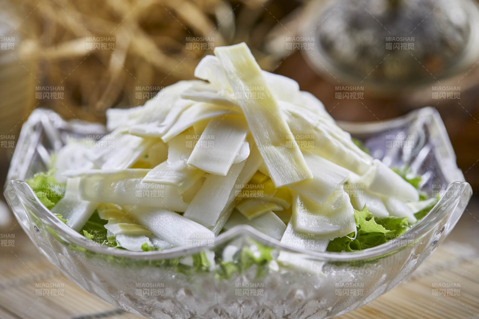 玻璃器皿装的火锅食材黄喉心管图片