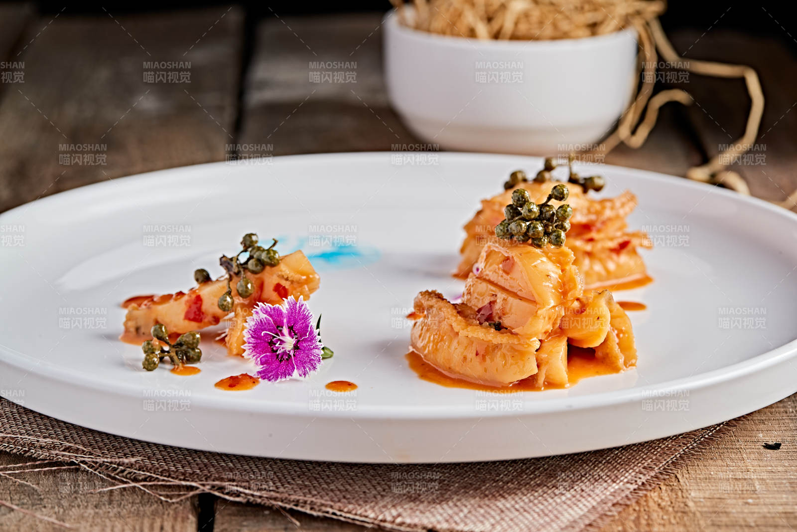 白色瓷盘装的藤椒鸡汁小鲍鱼图片