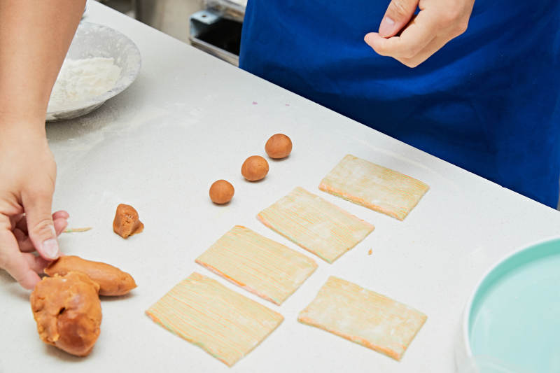 人与食物紧张忙碌的中餐厨房图片