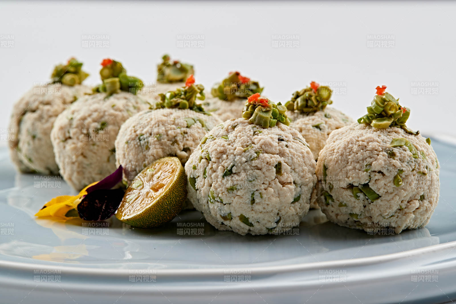 精美磁盘装的香椿粒巧拌麻豆腐图片