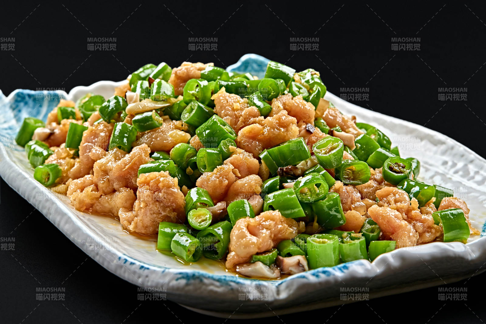 精美瓷餐具装的川菜鲜椒兔丁图片