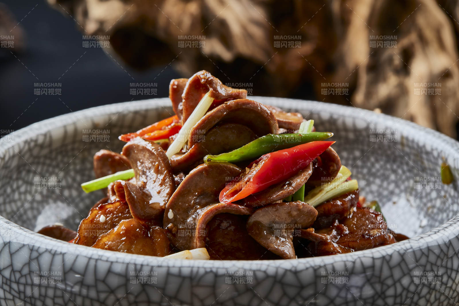 仿汝窑餐具装的香辣小炒腰片图片