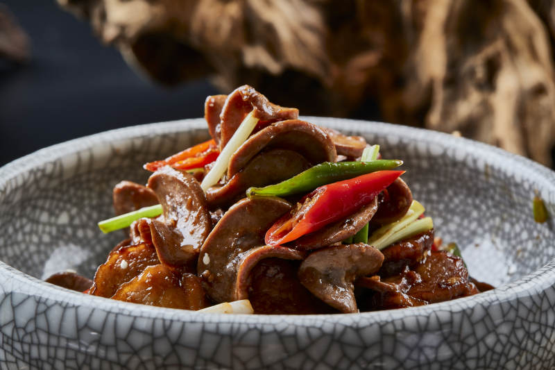 仿汝窑餐具装的香辣小炒腰片图片