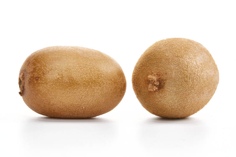 白色背景上摆放的新鲜水嫩猕猴桃图片