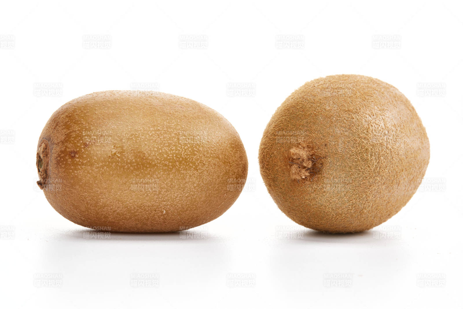 白色背景上摆放的新鲜水嫩猕猴桃图片