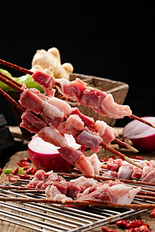 生鲜羊肉穿制的新疆红柳枝羊肉串图片