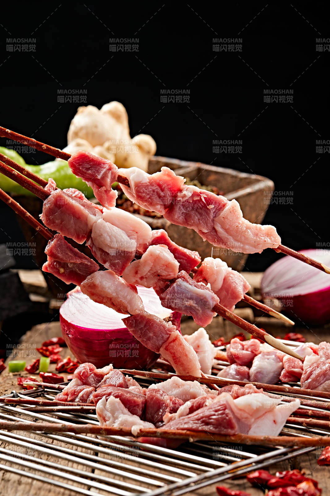 生鲜羊肉穿制的新疆红柳枝羊肉串图片