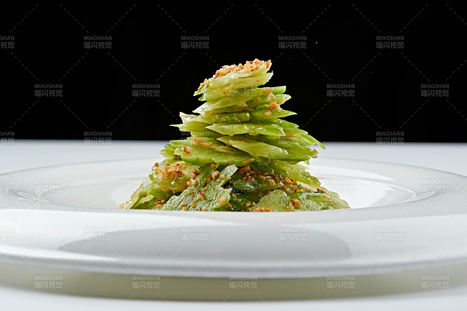 白色瓷盘装的蒜沫凉拌苦瓜片图片