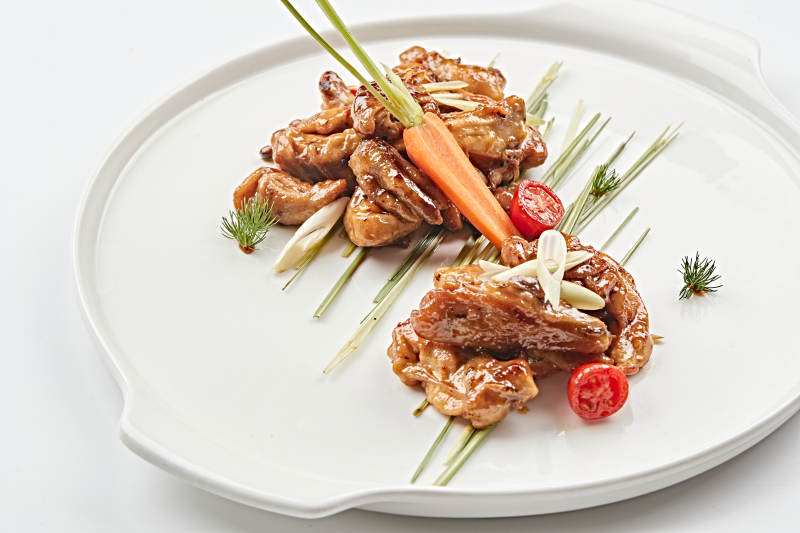 白色瓷盘装的卤味百香鸡图片