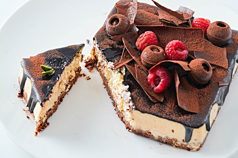 可可撒粉黑巧克力奶酪慕斯蛋糕图片