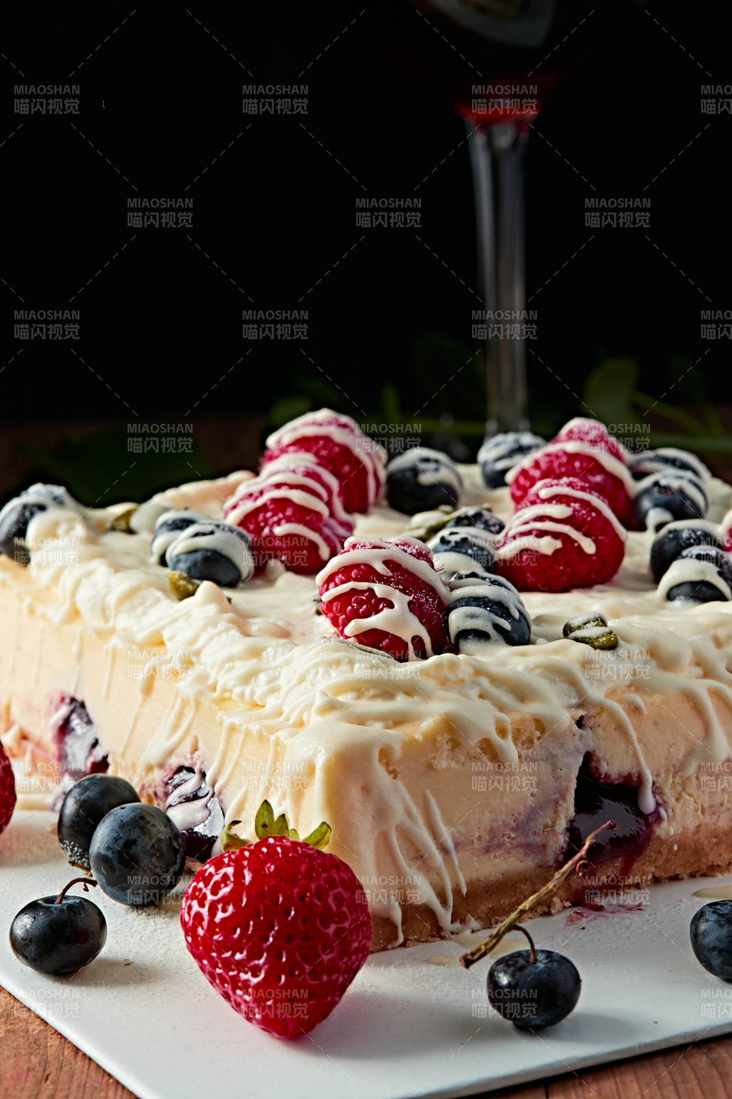 蓝莓树莓鲜奶慕斯蛋糕图片