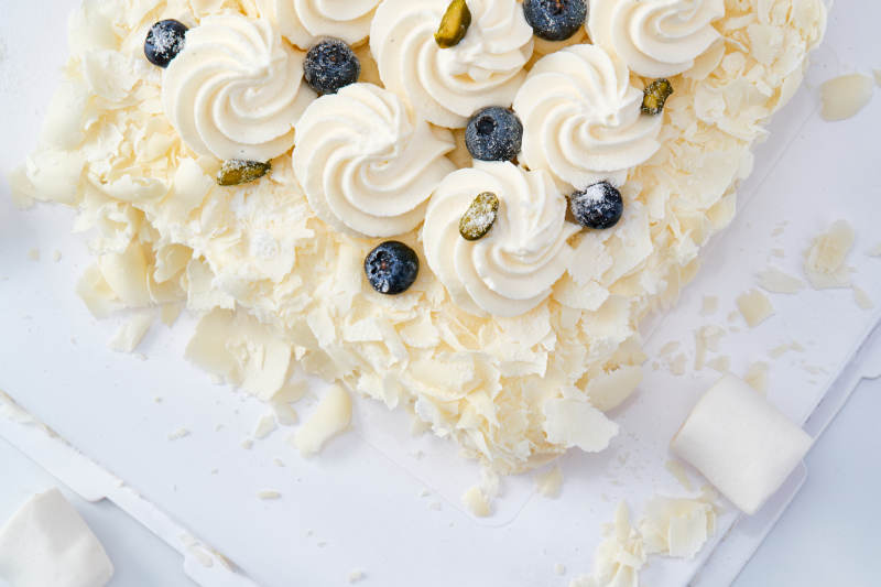 蓝莓白巧克力鲜奶慕斯榴莲蛋糕图片