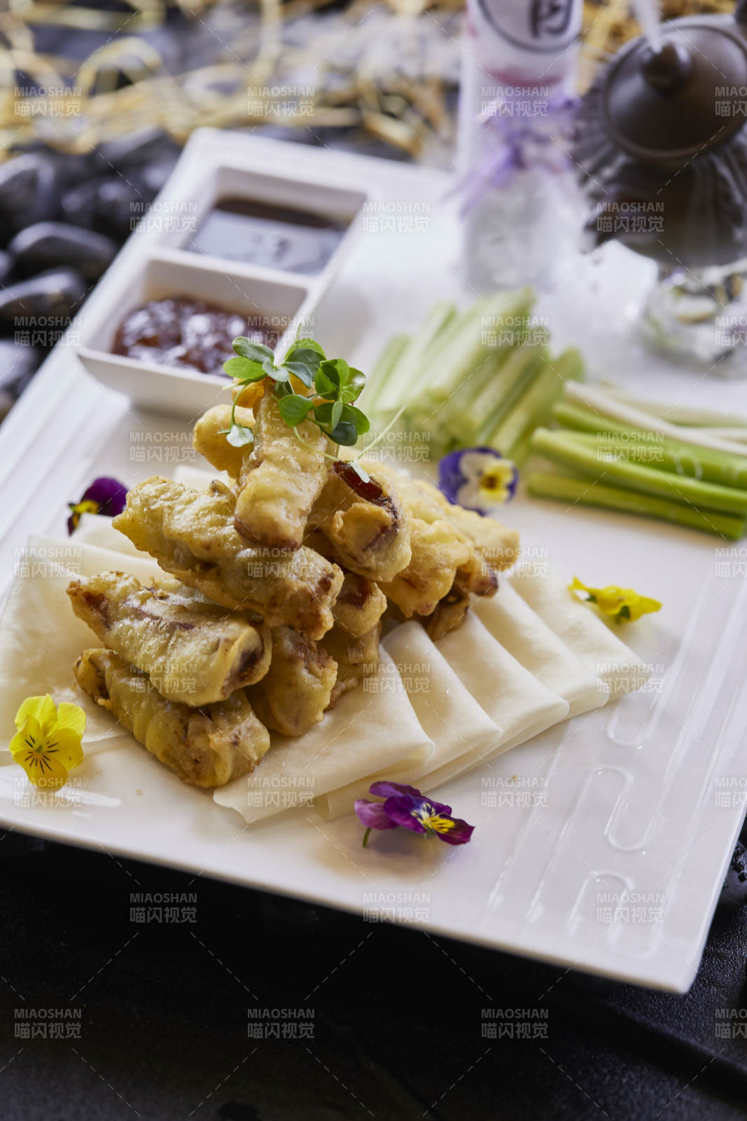 裹面香炸猪肘花配卷饼图片