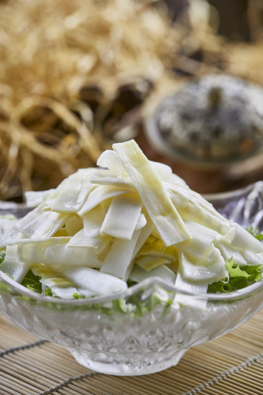 玻璃器皿装的火锅食材黄喉心管图片