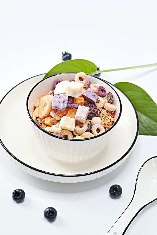 美味健康的营养早餐坚果混合烤燕麦图片