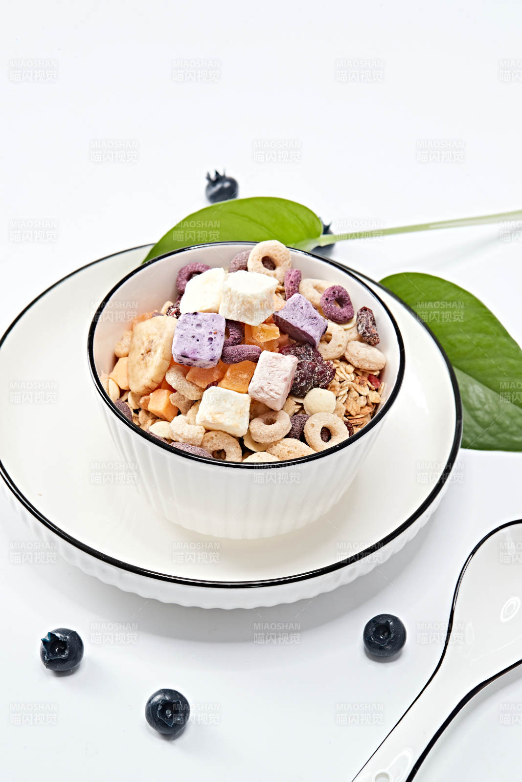 美味健康的营养早餐坚果混合烤燕麦图片