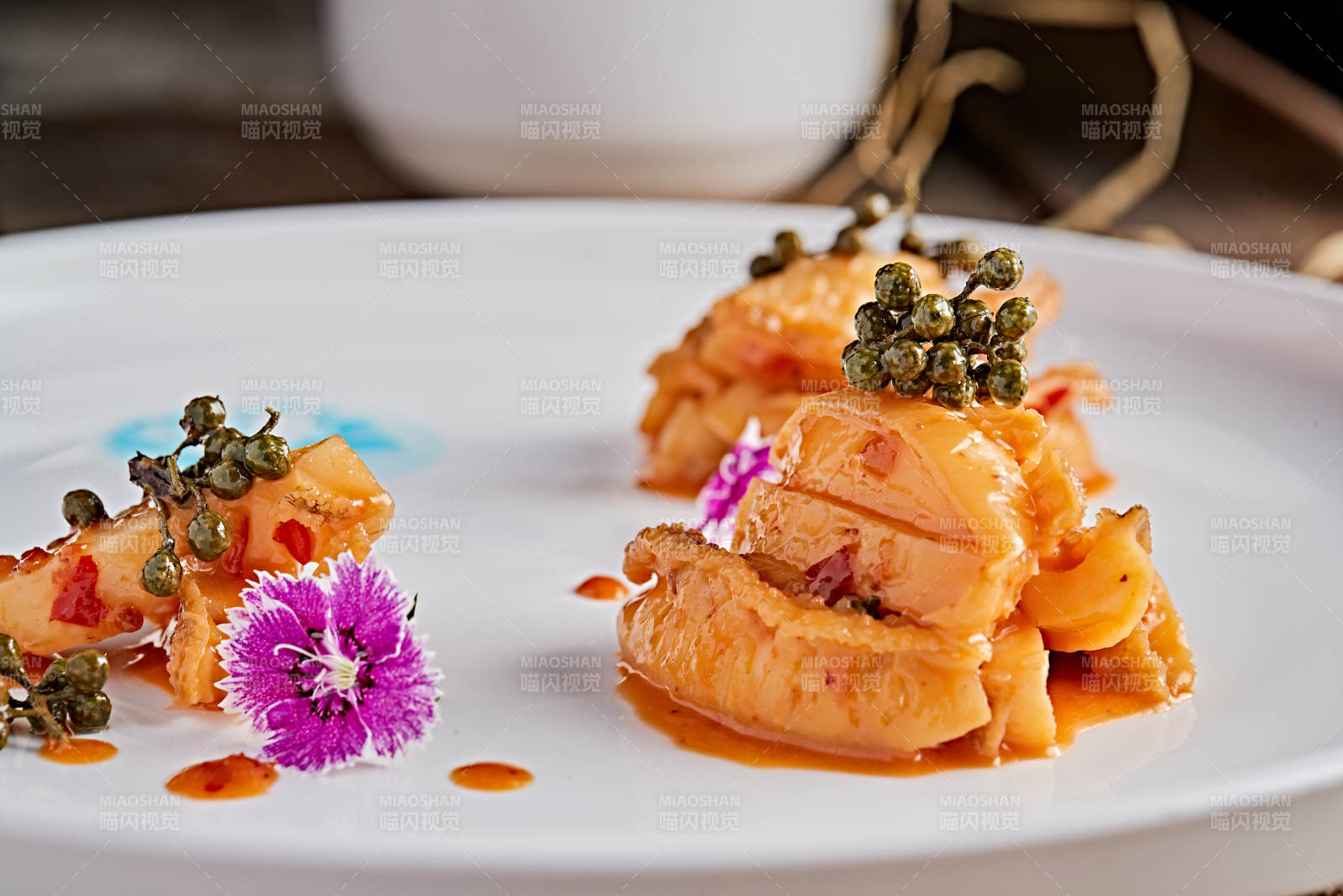 白色瓷盘装的藤椒鸡汁小鲍鱼图片