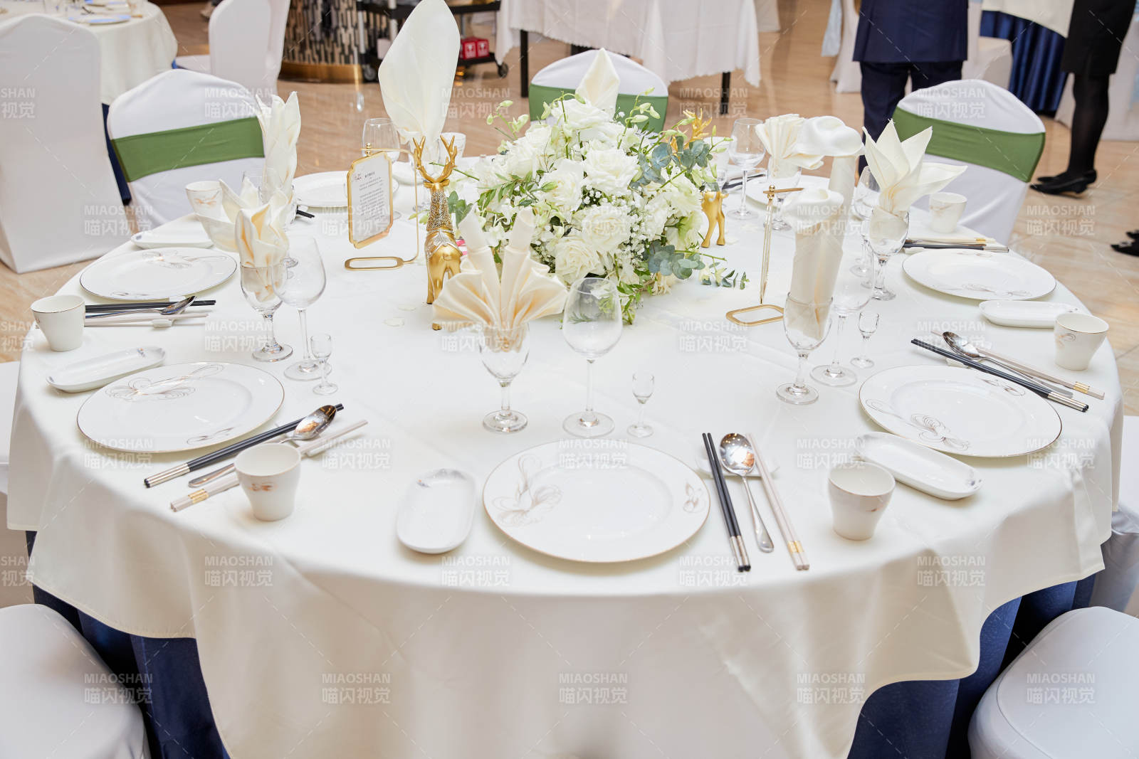 人与食物紧张忙碌的中餐厨房图片