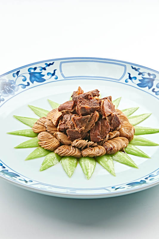 青花瓷盘装的坝上口蘑炖牛腱图片