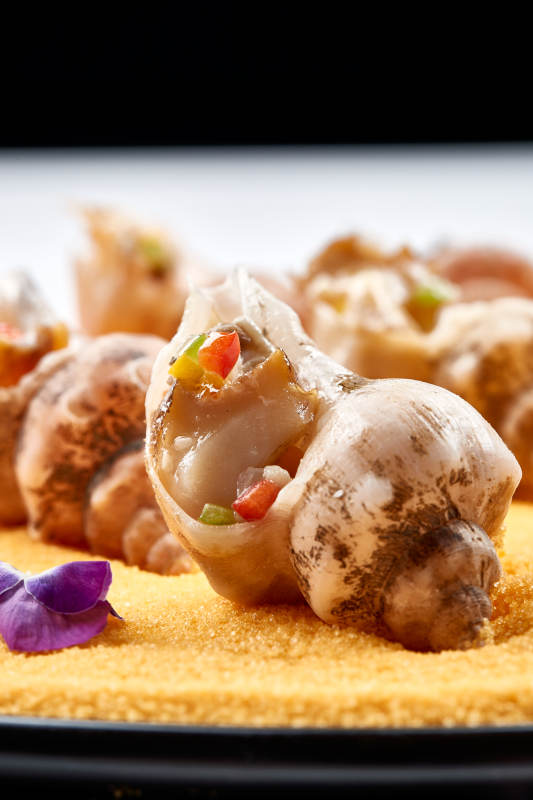 精美装饰餐具装的盐烧小海螺图片